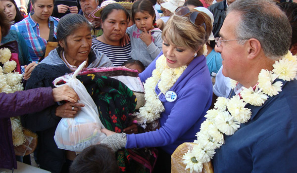 Entrega de cobijas, ropa de invierno y despensas en las comunidades de San Antonio Enchisi, San Francisco Chachihuapan, San Pedro del Rosal, San José del Tunal, San Felipe del Pueblonuevo y Santiago Acuitzilapan del Municipio de Atlacomulco, Estado de México.