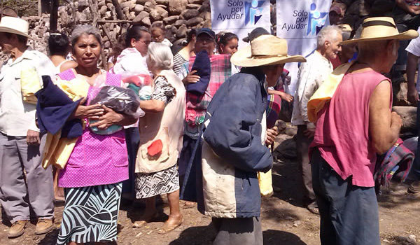Entrega de cobijas y ropa a la Comunidad de La Mina, Municipio de Jungapeo, Michoacán.