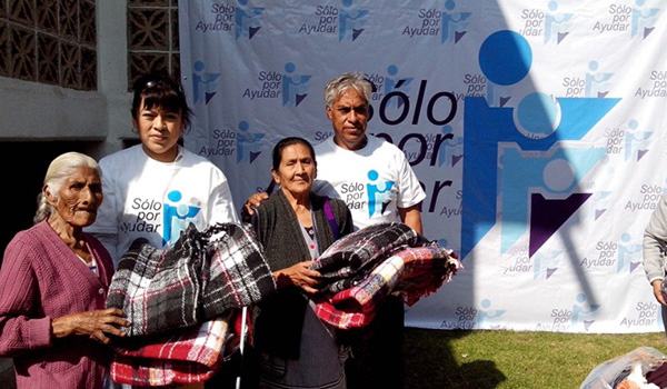 Entrega de ropa y cobijas en Ozumba Estado de México, en las faldas del Volcán Iztacihuatl.