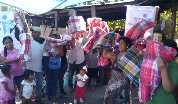 Entrega de ropa y cobijas en la Comunidad Pucuaro, Municipio de Jungapeo Michoacán.