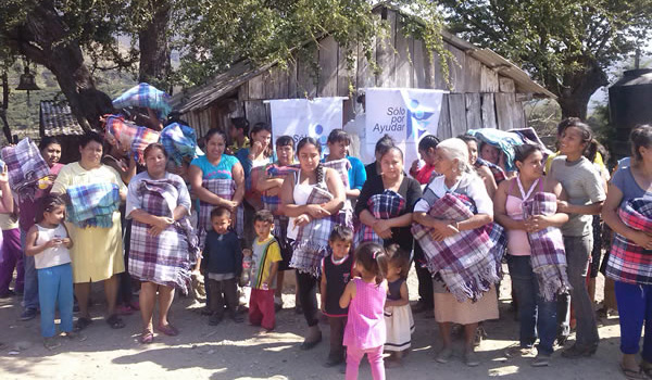 Entrega de cobijas y ropa en la Comunidad El Cirian, Municipio de Jungapeo, Michoacán.