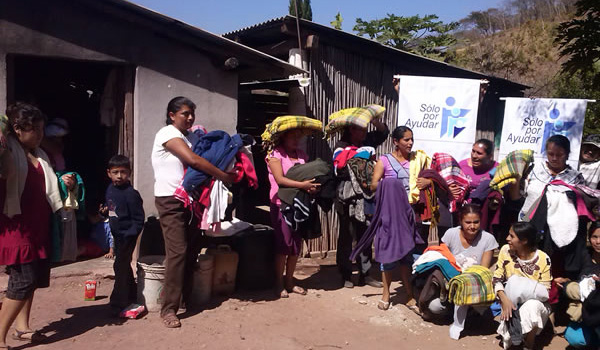 Entrega de ropa y cobijas en la Comunidad El Paso, Municipio de Jungapeo, Michoacán.