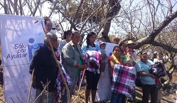 Entrega de ropa y cobijas en la Comunidad La Lesa del Campo, Municipio de Jungapeo, Michoacán.