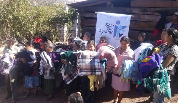 Entrega de cobijas y ropa en la Comunidad La Toluquilla, Municipio de Jungapeo Michoacán.