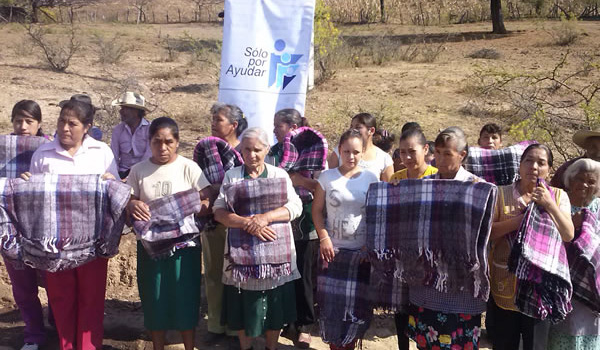 Entrega de cobijas y  ropa en la Comunidad de Las Escobas, Municipio de Jungapeo, Michoacán.