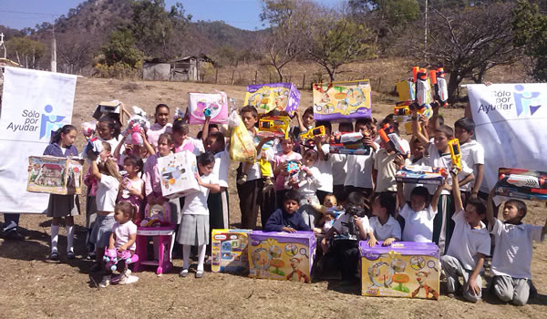 Entrega de juguetes en las Comunidades La Mesa del Campo y Las Escobas Municipio de Jungapeo Michoacán.
