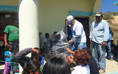 Entrega de cobijas en la Comunidad de Santiago Petlacala, San Martín Peras, Oaxaca.