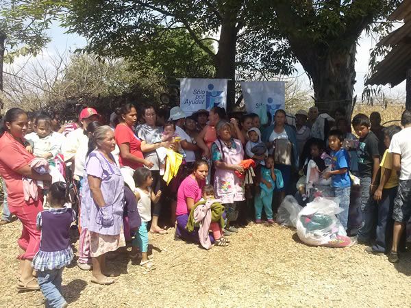 Delivery of clothes and shoes, in the community of La Colonia, Jungapeo Municipality, Michoacan.