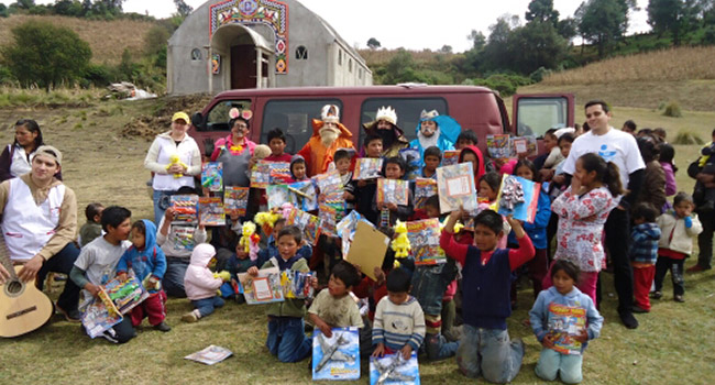 Delivery of toys in San Lucas, municipality of Villa Guerrero