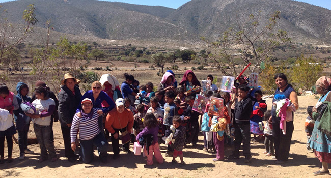 Entrega de juguetes a distintas comunidades de Tlacotepec de Benito Juárez, Puebla