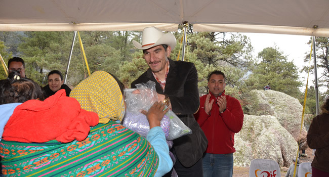 Repartición de ropa de invierno y cobijas a 2500 personas  en Garupachi, Municipio de Bocoina en Chihuahua