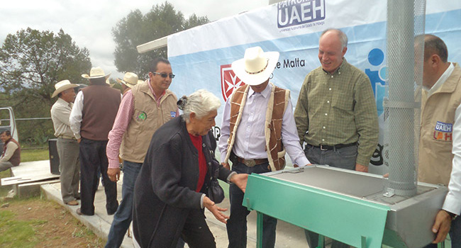 Entrega de estufas ecológicas en la comunidad de Apan Hidalgo