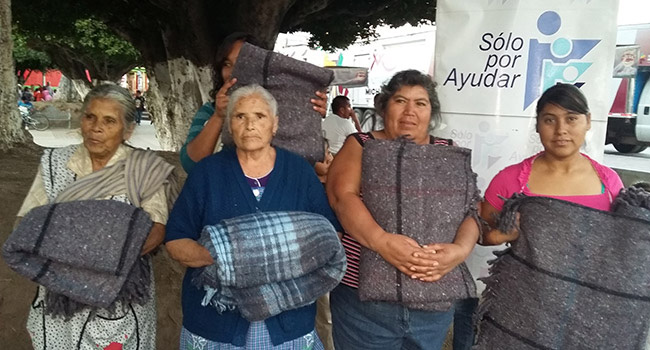 Entrega de cobijas en comunidades de Michoácan