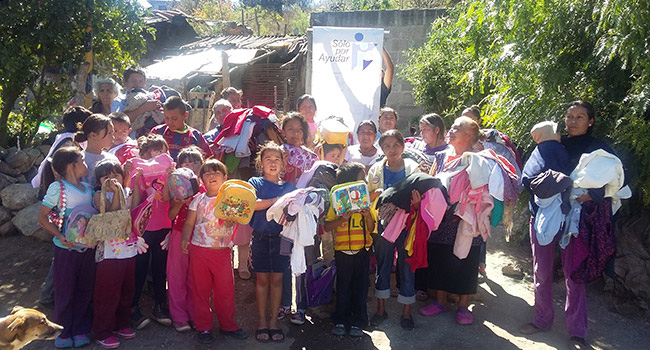 Entrega de ropa en Tuxpan Michoacán.