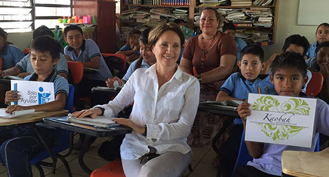 Entrega de pupitres para zurdos en la escuela de la ranchería Francisco I. Madero en Centla Tabasco. En alianza con Fundación Kaobah de corazón !!