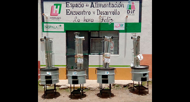 Entrega de estufas ecológicas en Nopala de Villagrán Hidalgo, para la habilitación del comedor de la comunidad que sirve a jóvenes de escasos recursos