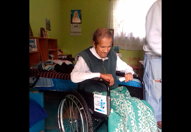 A través del DIF Atlauta, Estado de México hicimos llegar sillas de ruedas a personas de comunidades de muy bajos recursos para que puedan desplazarse mejor.