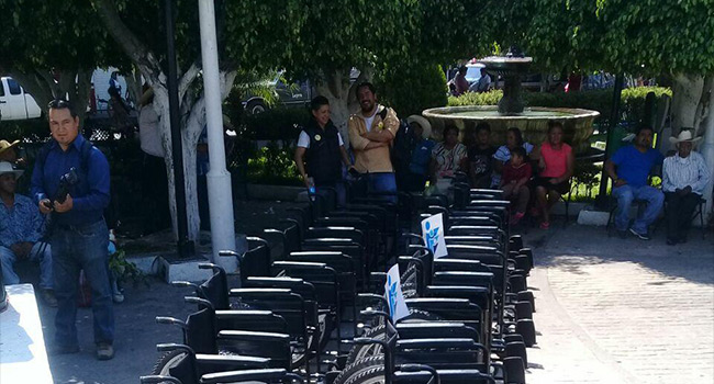 Donación de sillas de ruedas a habitantes de Jungapeo, Michoacán.