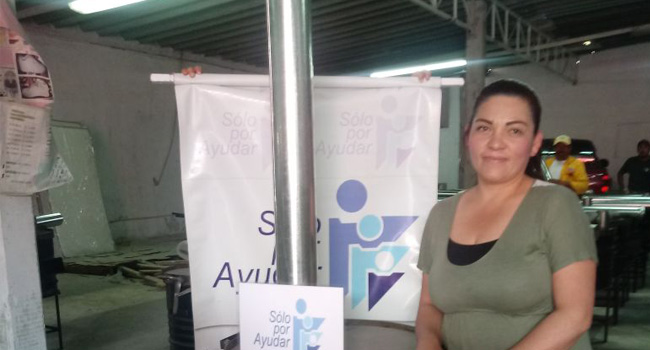 Entrega de ecoestufas a personas de comunidades rurales en Tuxpan, Michoacán.